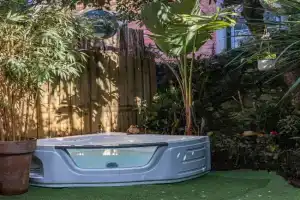 Unique Tiny Smart Home with Private Garden, Jacuzzi, PS5, Cinema Projector - WOW Guest house, Sintra