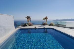 Cave Traditional House on the cliff with shared pool & Buffet Breakfast, Imerovigli
