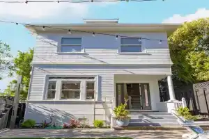 Luxury Retreat with Private Au Pair Suite Guest house, Oakland