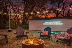 Game Room and Huge Yard with Fire Pit Yard Games and BBQ Near UE and Downtown, Evansville