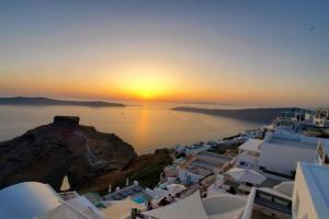 Amazing Room on the Cliff with shared pool & Buffet breakfast, Imerovigli