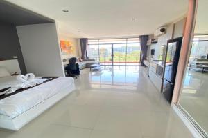 Stunning 60 sqm Studio at NaiHarn Beach Condo, Walk to Beach, Your Tropical Retreat!, Nai Harn