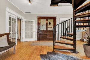NEW! Fun & style Eastside MKE Best Day Townhouse, Milwaukee