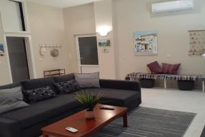 Giulia's Beach House, Theologos