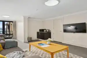 Modern Spacious Town Center Unit with Lake View Apartments, Queenstown