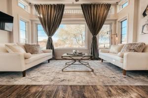 Beautiful and Elegant River Front Cottage, Reno