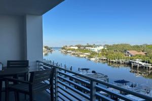 Luxury 2 Bed 2 Bath Waterfront Condo with Patio Sunsets Gym and Parking Guest house, Sarasota