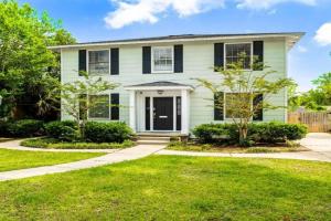 East Hill Manor with 2 Kitchens Near Beach & Downtwn Villa, Pensacola