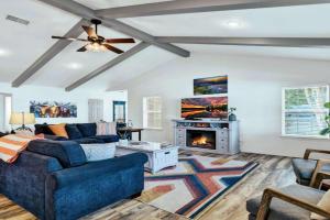Peach Street Retreat - Fire Pit and Close to Main St Guest house, Fredericksburg