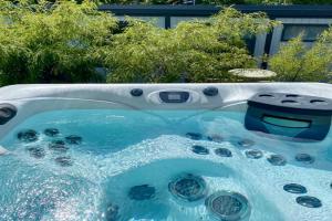2 Bedroom Tiny Home Retreat with Hot Tub!, Rotorua