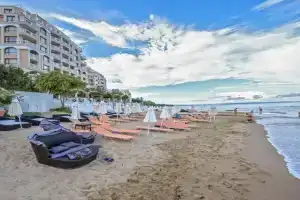 Luxurious beachfront apartment with private beach and panoramic views in La Mer complex, Saints Constantine and Helena