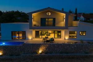 Villa Aurum with sauna and gym, Pinezici