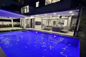 Super Luxury 3 Bedroom Private Pool Villa with Jacuzzi, Near 711, 10 minutes to Walking Street and Beach - MT 7, Pattaya