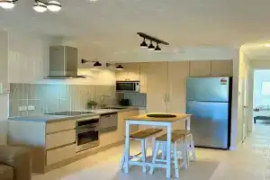 Renovated Beachside 1BR Apartment, Gold Coast