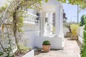 La charmante maison blanche Guest house, Deauville