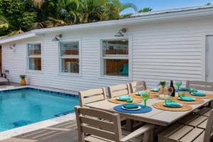 Queen of Louisa by Last Key Realty Guest house, Key West