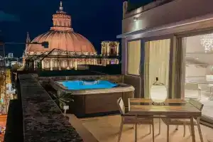 Penthouse with Jacuzzi & Panoramic Views - Heart of Valletta, Sliema