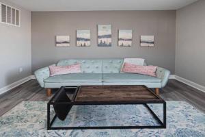 Delightful airy remodeled 1 1 Elsas Apartments, Evansville
