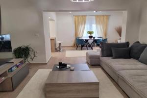 Luxury Captain's Corner in, 3BD Apartments, Trikala
