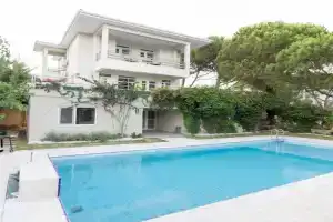Spacious Exquisite 5BR Villa with Private Pool, Ayvalik