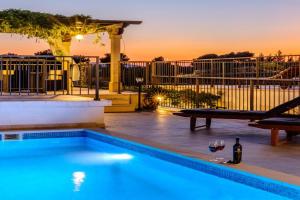 Villa Julia with heated pool and hot tub, ideal for large groups, Milna