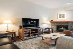 Blueberry Hill Estates 3180 by Outpost Guest house, Whistler