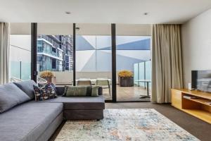 Modern Nomads 1BR Large Outdoor Space Near Station Apartments, Melbourne