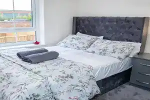 Modern 3 Bedroom Home in Newcastle - Parking, Newcastle upon Tyne