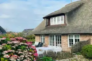 Hiidhüüs unter Reet mit Sauna Guest house, Wenningstedt