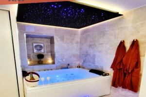 - LA SUITE DELOS - JACUZZI 2 PLACES - CENTRE VILLE A PIED - LIT QUEEN SIZE - PARKING PRIVÉE - WIFI - City Center within walking distance - Apartments, Quimper