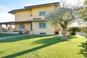 Beautiful Home In Guest house, Lido Di Camaiore