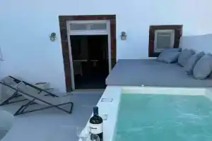 Nostos Central Cave House with jacuzzi, Fira