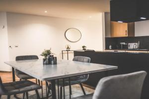 Moderne Ferienwohnung mit Kochinsel in Zentral ruhig und Netflix - Erstbezug WeHome Komfort Apartments, Sinsheim