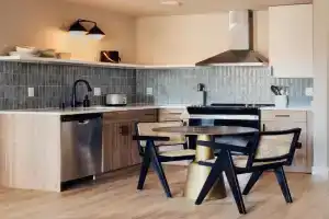 The Dylin Apart-hotel, Madison