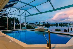 Casa Vista - Luxury Waterfront Villa with Heated Pool, Kayaks, Fishing, Bikes, Marco