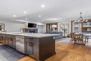 Chic Urban Sanctuary in the Heart of Down Apartments, Canmore