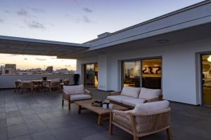 Top Floor Gem: 3BR, Huge Veranda Apartments, Nicosia