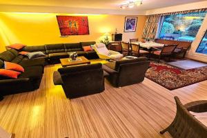 Winterberg Appartement 6 Pers am Skilift größten Skigebiets, ruhige Garten im Wald, gemütlichen Après-Ski-Cafés Restaurants zu Fuß erreichbar, Parkplatz, Schwimmbad, Sauna, Relaxraum, Buchbaren Massages Wellness Der Brabander, Darts Tischtennis-Fußball Apartments, Winterberg