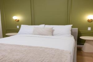 #5 - Spacious 3Bds - Self Check in - Plateau - St-Denis - AC - TV Apartments, Laval