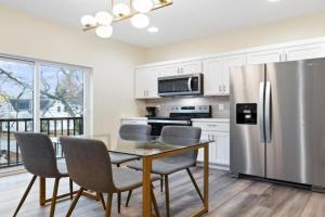 Fall at Golden Goose including King Bed, Parking, Security and Laundry Apartments, Evansville