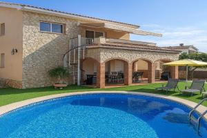 Catalunya Casas Cozy beach town villa for 8 - no car necessary!, Calella