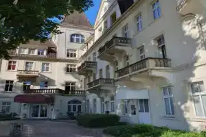 Zentrale Ferienwohnung im Kurparkhotel Parkplatz und Balkon, Bad Rothenfelde