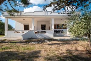 Villa Acqua Azzurra with Private Parking and Air Conditioning, Torre Lapillo