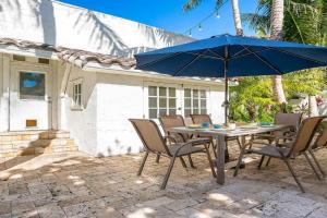 Villa Treasure on the beach by The Gold Nests, Hollywood