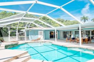 Heated Pool Hot Tub and Spa Remodeled Guest house, Bradenton