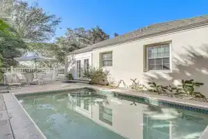 Walk to Beach Old Escape with Private Pool! Guest house, Naples