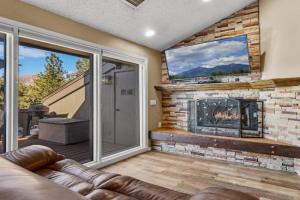 Charming Country Club Condo with Loft & Fireplace Guest house, Flagstaff