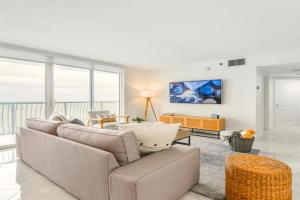 Open the Window and Enjoy the Sea Breeze at Exclusive Condo! Apartments, Miami