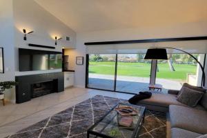 Stunning 3BD 3BA 36 pools and hot tubs patio with BBQ Guest house, Palm Desert