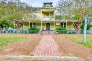 Ornate Victorian Home with Courtyard and Fire Pit! Guest house, Columbus